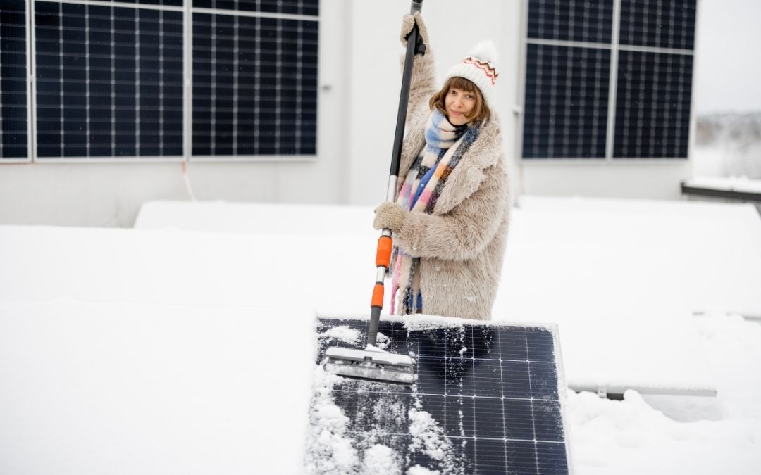 Czy warto odśnieżać panele fotowoltaiczne zimą – grafika hero